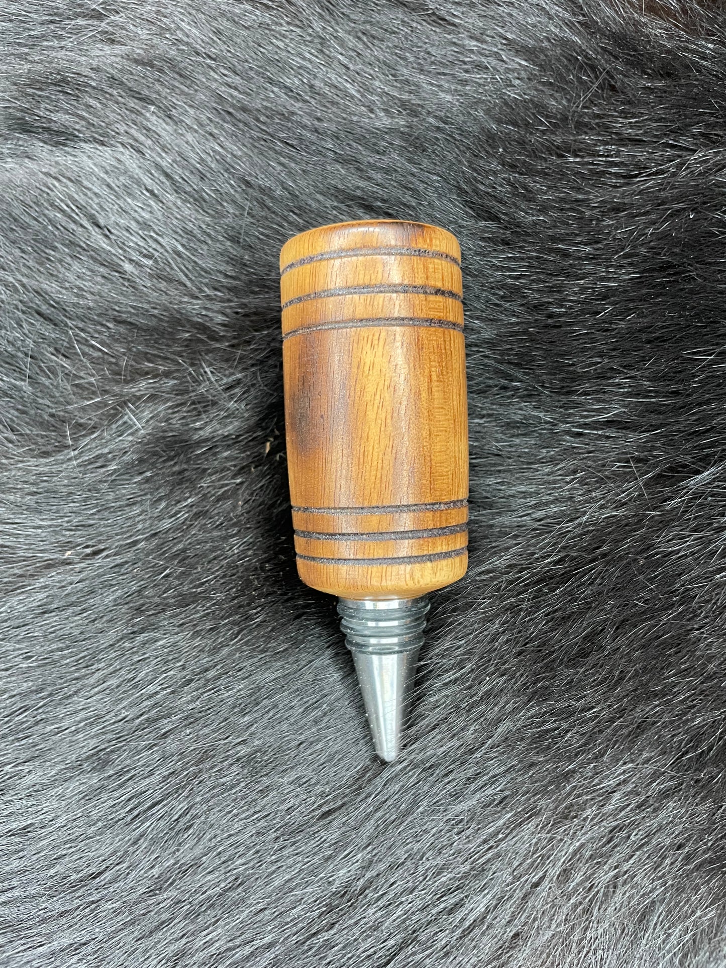 Whiskey barrel bottle stopper